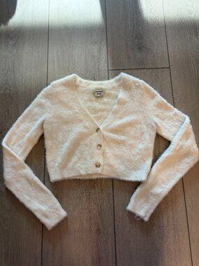 Cream fuzzy cropped sweater 🤍